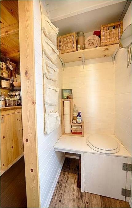 Le WC du camping-car - malgré sa taille compacte, il dispose d'un espace suffisant