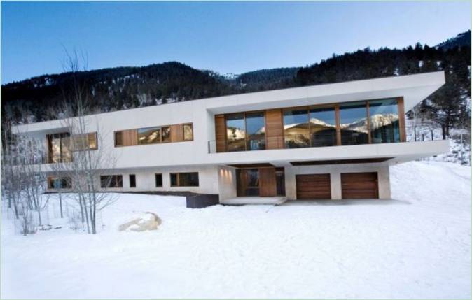 Une maison près des montagnes