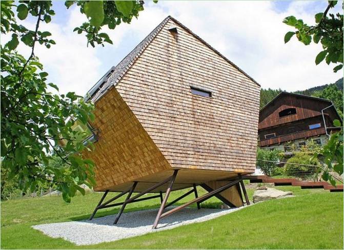 L'extérieur d'une maison Ufogel en été