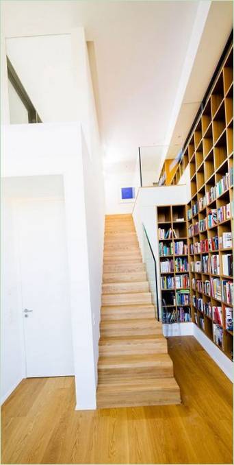 Escalier en bois avec rampes en verre