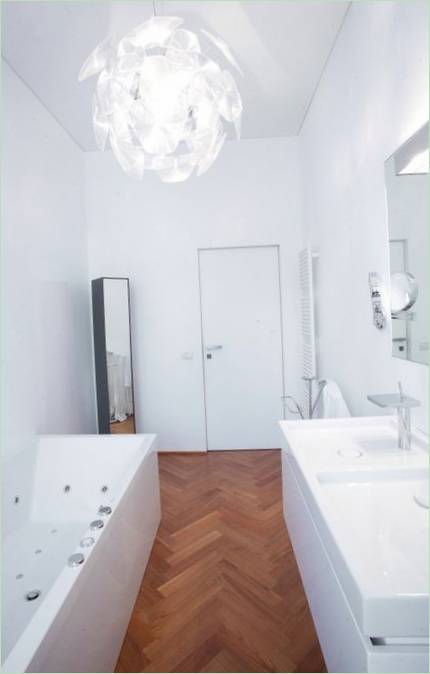 La salle de bain d'un appartement moderne en Italie