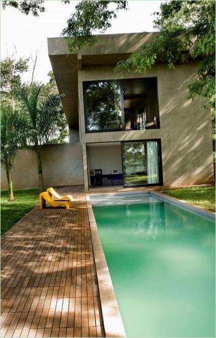 La piscine dans la cour de la Casa Da Caixa Vermelha