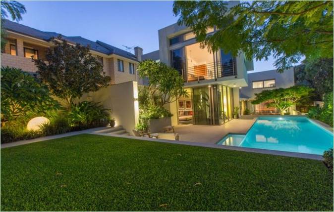 Maison avec piscine sur le terrain