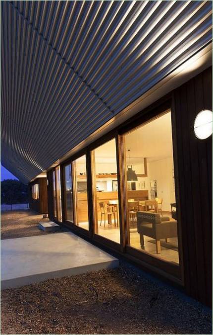 Grandes fenêtres panoramiques de la maison Leura Lane, économe en énergie