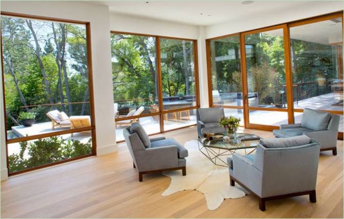 Fauteuils gris dans le salon intérieur d'une villa à Los Angeles