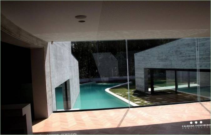 Des fenêtres panoramiques dans le design de la maison Casa Sol au Portugal