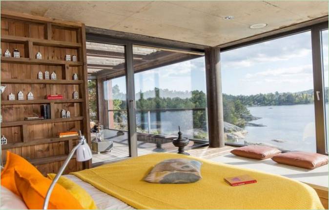 Aménagement d'une chambre à coucher avec une fenêtre panoramique