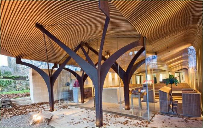 Colonnes en forme d'arbre sur le seuil