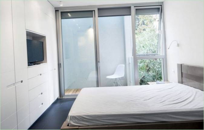 Intérieur de chambre à coucher blanc dans la Maison K