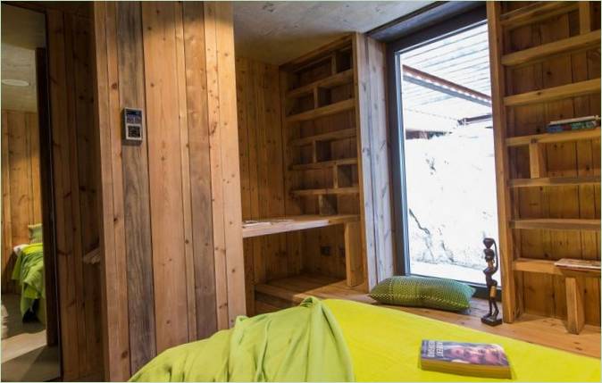 Penderies en bois dans la chambre à coucher