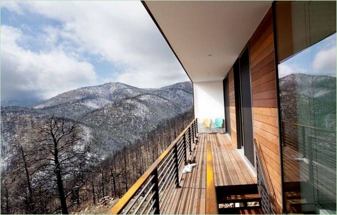 Vue magnifique sur les montagnes enneigées depuis le balcon en bois