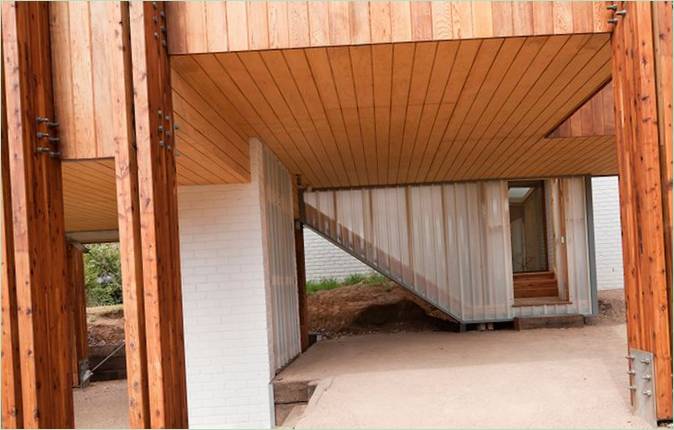 Une maison en bois sur pilotis
