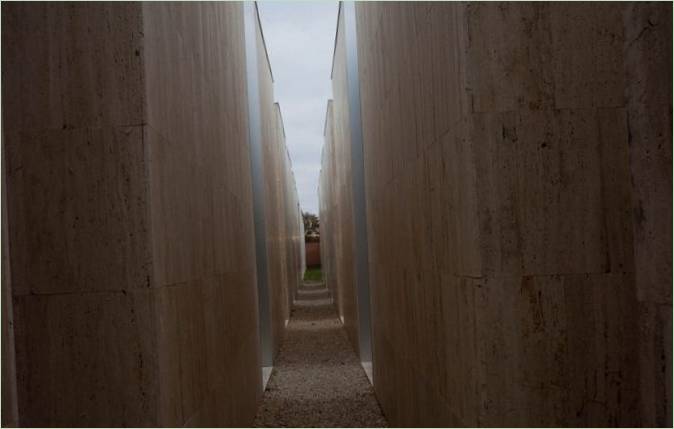 Le couloir entre les bâtiments du cimetière