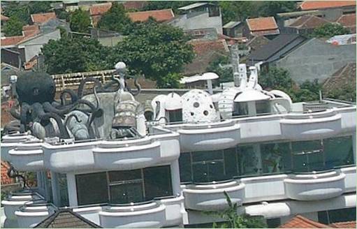 Une maison avec des animaux marins sur le toit