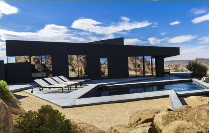 La terrasse de la piscine d'une maison à Yucca Valley, USA