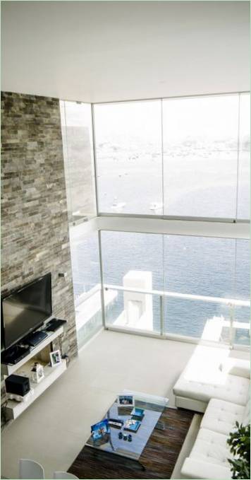 Immeuble d'appartements PC House avec de hauts plafonds et des murs en verre au Pérou