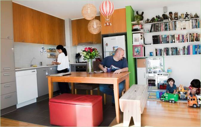 Une grande table en bois dans le salon