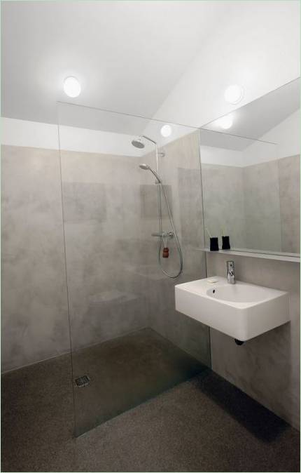 Salle de bains grise et blanche après rénovation
