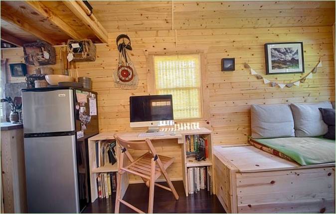 La salle de travail des propriétaires d'une mini-maison sur roues