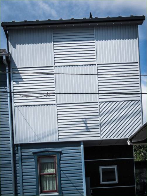 Panneaux métalliques sur la façade