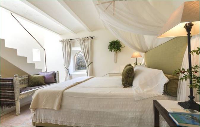 Une chambre luxueuse dans un manoir historique