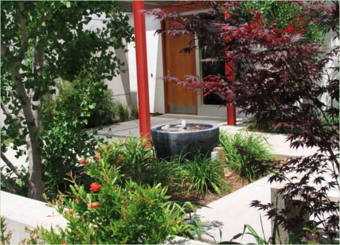 Aménagement paysager d'une maison de campagne - Fontaine et arbres Aménagement paysager d'une maison de campagne - Fontaine et arbres
