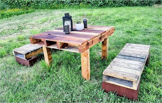 Une table en bois sur un terrain de camping