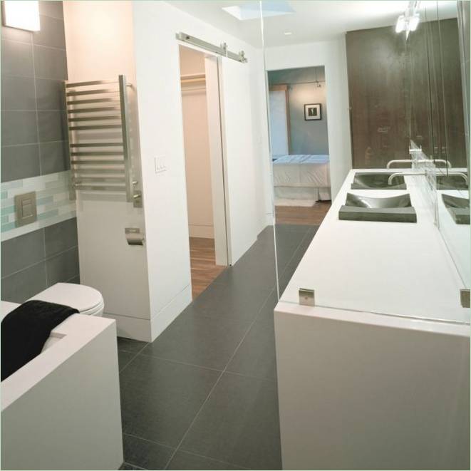 Aménagement intérieur de la salle de bains en gris