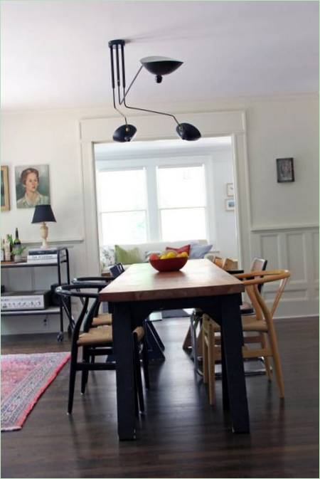 Une maison au design cosy : une lampe créative au-dessus de la table