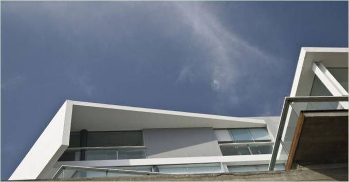PC House, une maison péruvienne aux hauts plafonds et aux murs de verre