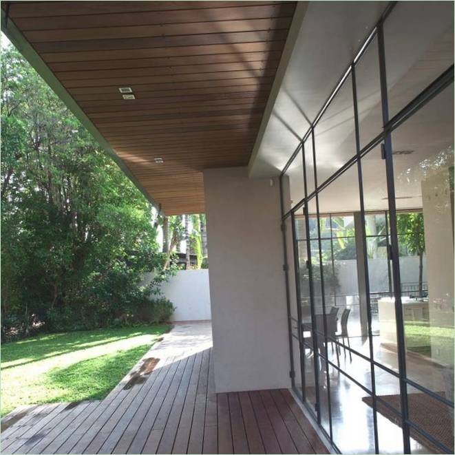 La terrasse privée en bois du K-House contemporain