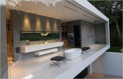 Une salle de bain spacieuse avec des murs en verre