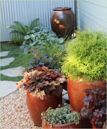 Option d'aménagement paysager d'une maison de campagne - grands vases de fleurs Options d'aménagement paysager d'une maison de campagne - grands vases de fleurs