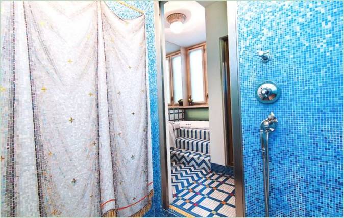 Une salle de bains en mosaïque
