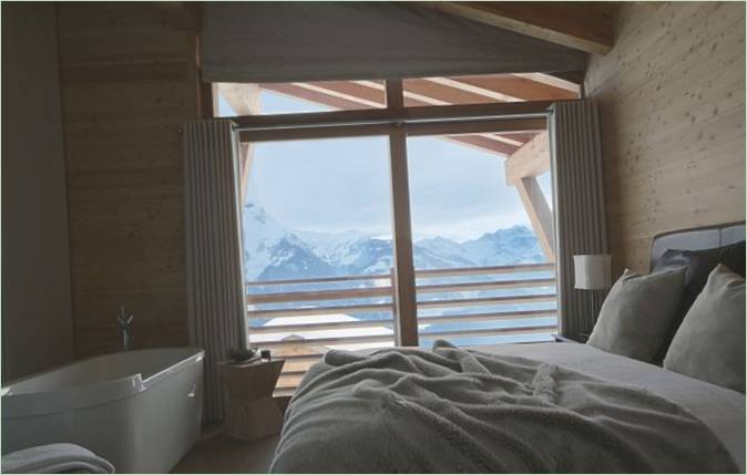 Chambre et salle de bain de la maison Solais en Suisse