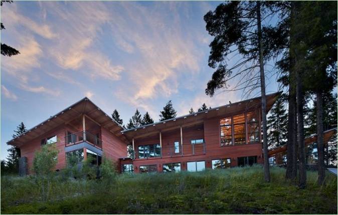 L'extérieur de la maison du lac de montagne par Johnston Architects