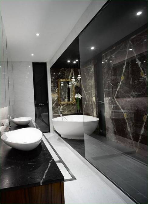 Salle de bains noire et blanche