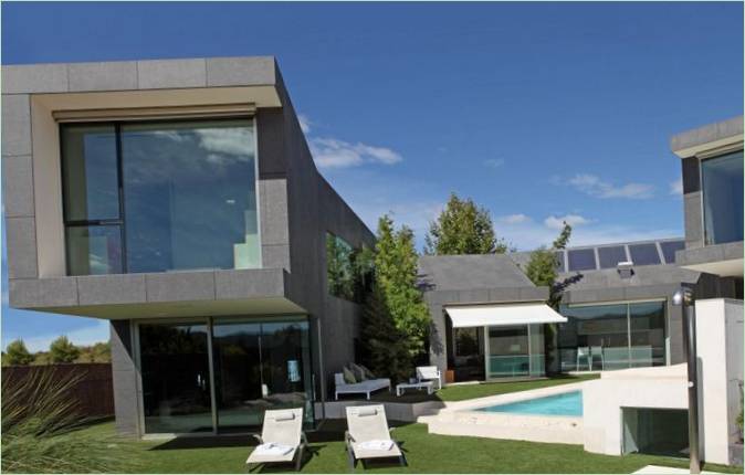 Intérieur de l'élégante résidence à deux étages House C de RTA Office, Barcelone