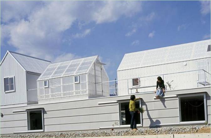 La façade blanche d'une maison privée à Yamasaki