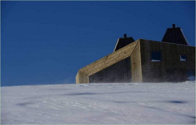 Les chalets Rabothytta dans les montagnes enneigées