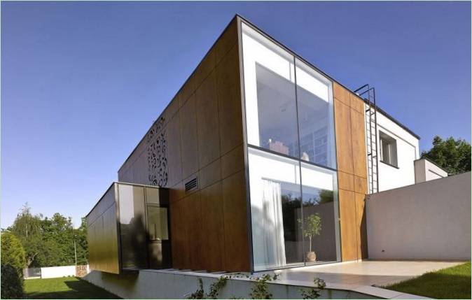 L'extérieur d'une maison perforée en Pologne