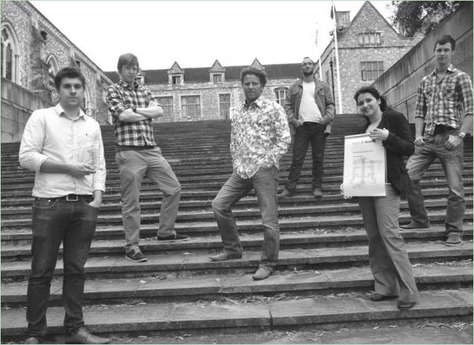 Un groupe de personnes sur les marches