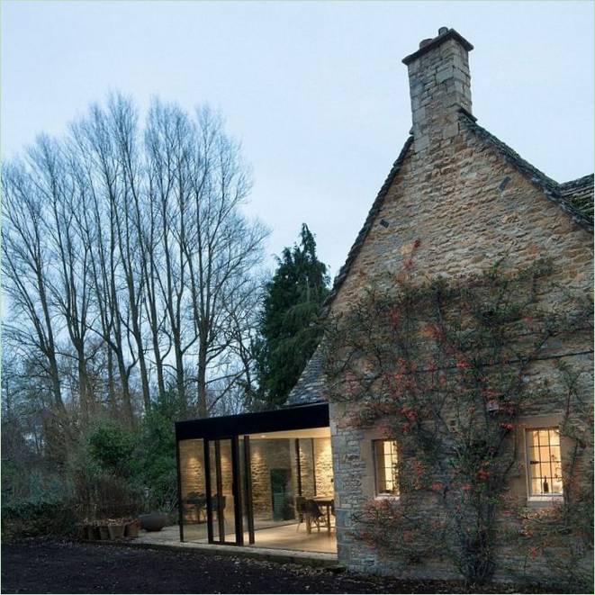 Une maison individuelle au milieu d'une forêt