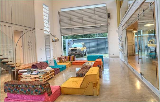 Des meubles clairs dans le salon de Casa Incubo