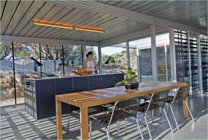 Un îlot de cuisine moderne dans la maison hors réseau itHouse