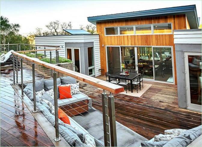 Coin salon sur la terrasse du Breezehouse
