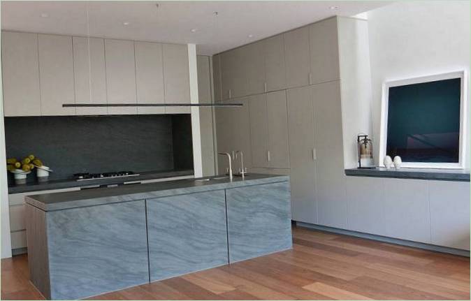 Maison en grisaille avec un minimum de détails Intérieur de maison grise : un minimum de détails