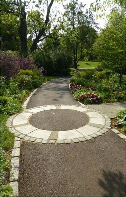 Un chemin de pierre sur une route pavée