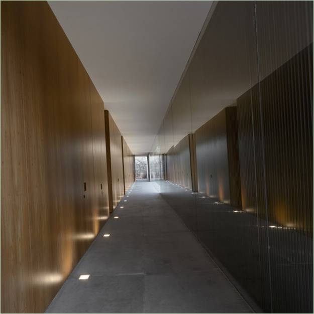 Projecteurs dans le couloir