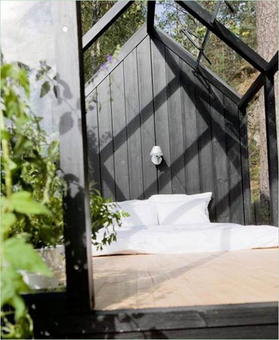 Conception intérieure d'une maison de jardin à toit en verre : espace de détente